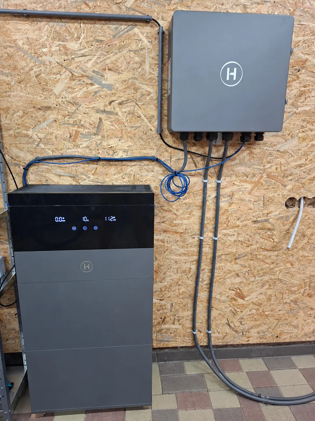 Door Accu bij Huis geplaatste driefasige thuisaccu met backupbox en aangesloten bekabeling